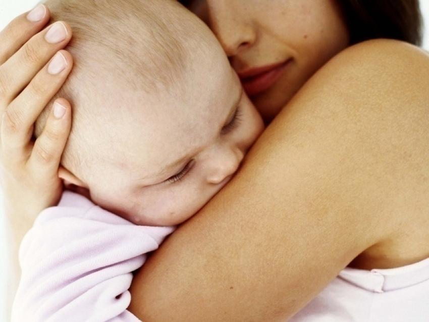 В Волгограде мама уронила 5-месячного малыша на землю: ребенок сутки без сознания