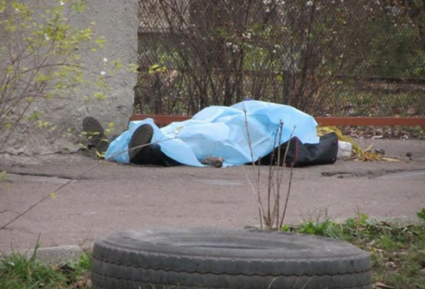 Под Волгоградом возле школы ученик обнаружил труп мужчины с крестиком