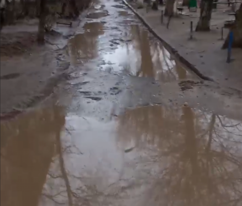 «В школу №96 и детские садики не пройти»: жуткие дороги сняли на видео в Волгограде