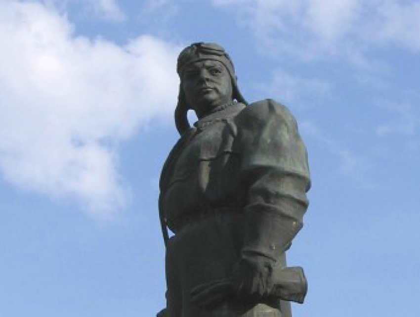 В Волгограде началась реконструкция памятника летчику Хользунову