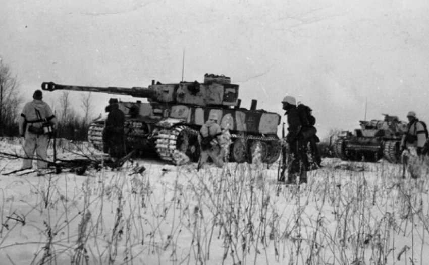 7 декабря 1942 года – под Сталинградом немцы впервые готовы ввести в бой батальон, оснащенный новейшими тяжелыми танками «тигр"