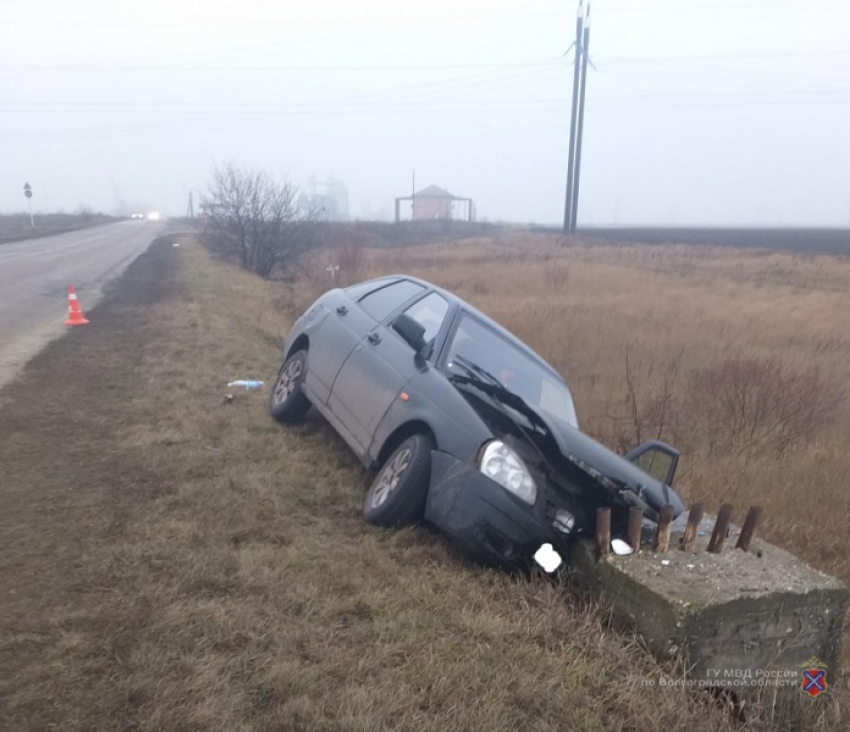 Водитель на Lada Priora вылетел в кювет и врезался в камень на трассе в Волгоградской области: 7-летняя девочка в больнице