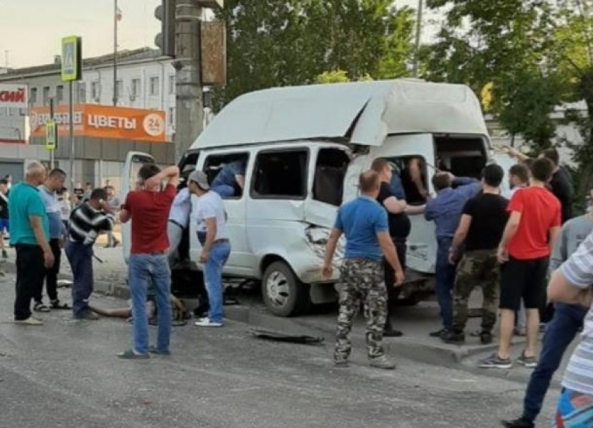 КамАЗ с отказавшими тормозами протаранил маршрутку 15С в Волгограде: 13 пассажиров пострадали