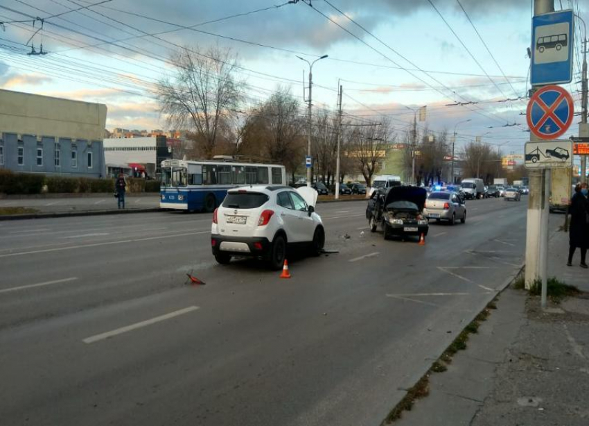Подробности ДТП, где ВАЗ протаранил троллейбус в Волгограде 