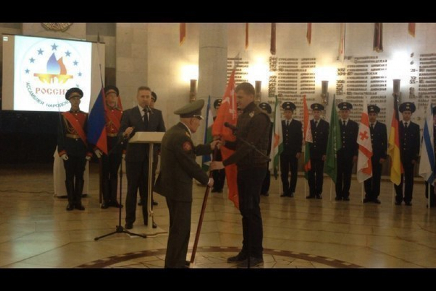 Волгоградский ветеран передал Знамя Победы медиаэкспедиции «Победа – одна на всех» 