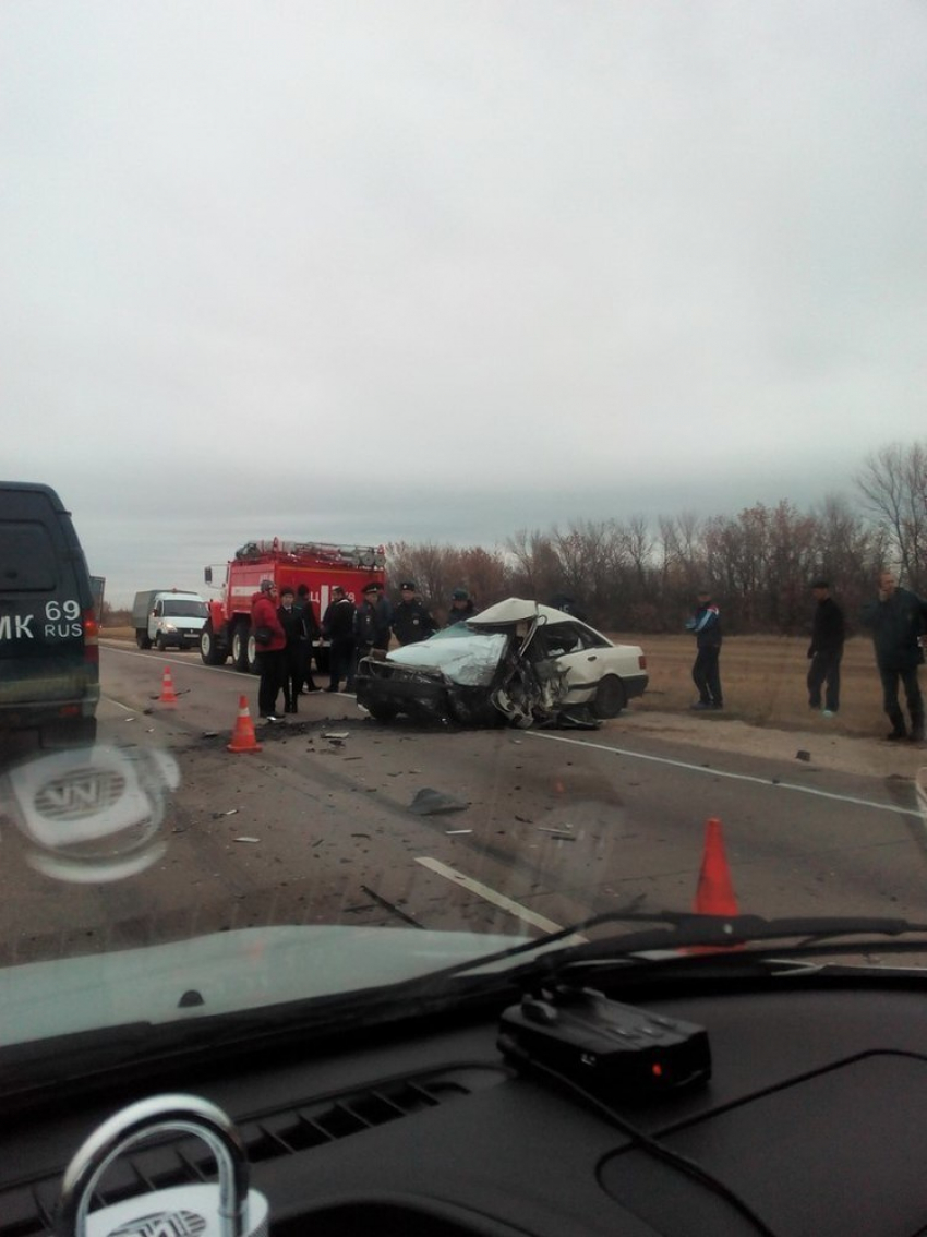 Под Волгоградом в ДТП с фурой погиб астраханец на Audi