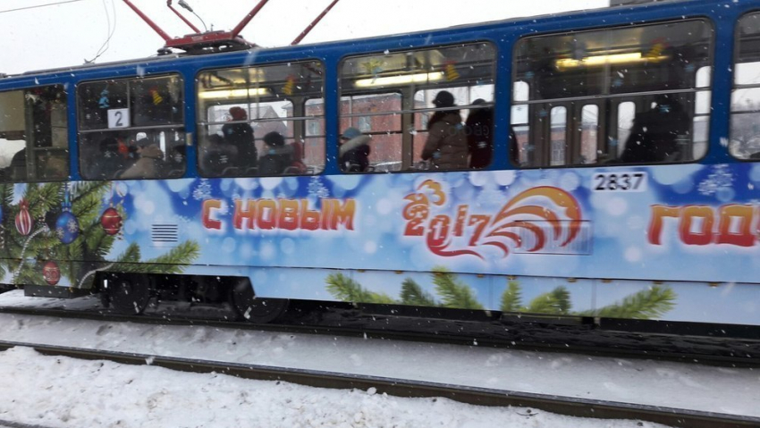 Первые пассажиры прокатились на новогодних трамваях в Волгограде 