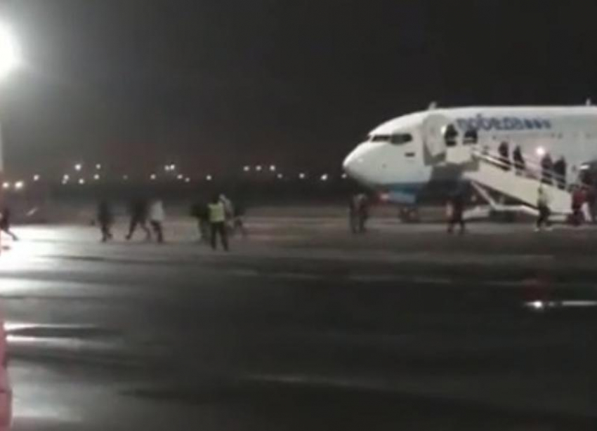 Пассажиры лоукостера «Победа» сняли на видео, как их вынудили рисковать жизнями, идя по взлетной полосе в Волгограде