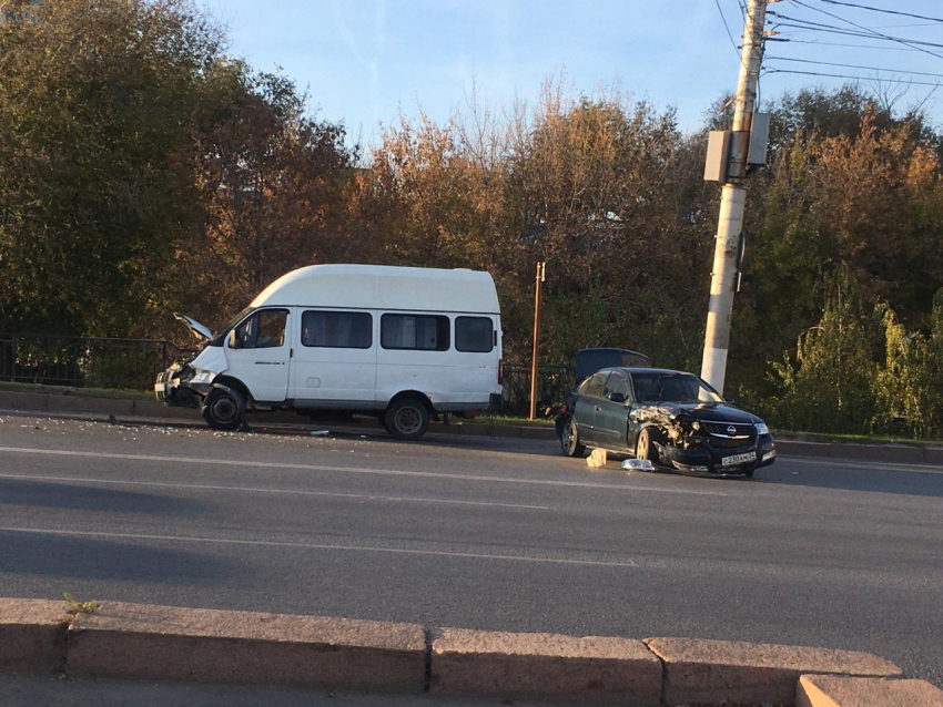 Nissan протаранил маршрутку в Волгограде: двое детей в больнице