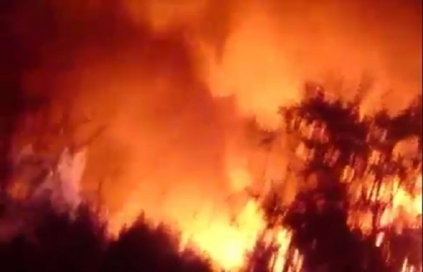 В Волгограде горит здание бывшей войсковой части 
