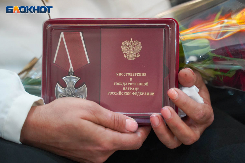 Близким погибших на Украине военных передают награды в Волгограде 