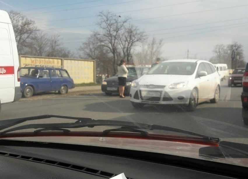 Kia сбила двух пешеходов на севере Волгограда: пострадавшие в реанимации