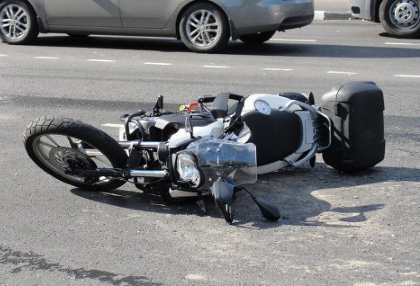 В Волжском в тройном ДТП пострадал 32-летний мотоциклист