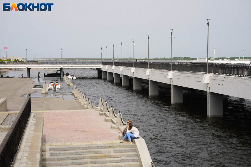 Затопляющая набережную большая вода придет в Волгоград 