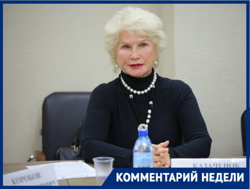 Чуть не прослезилась: статусная волгоградская блондинка получила медаль за профессинализм