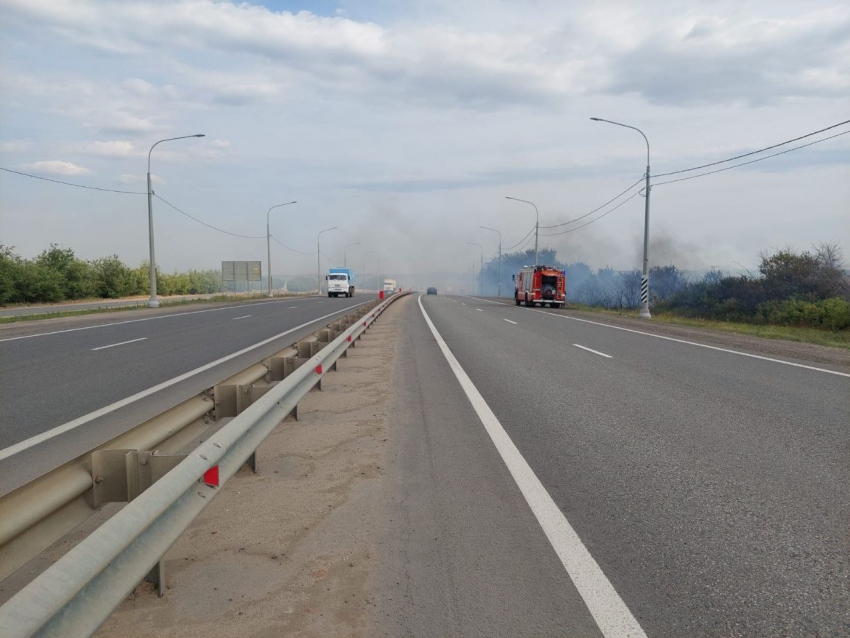 Ландшафтный пожар заблокировал московскую трассу на въезде Волгоград