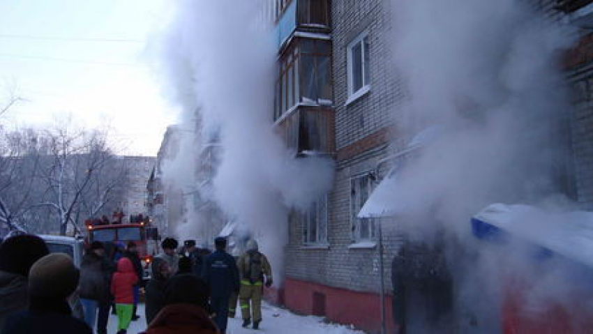 В Волгограде сожгли квартиру в многоэтажке: спасатели вытащили из огня троих человек