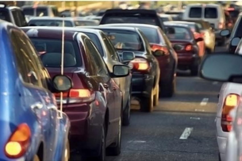 Из-за ДТП и дорожных работ парализовано движение по Первой Продольной в Волгограде