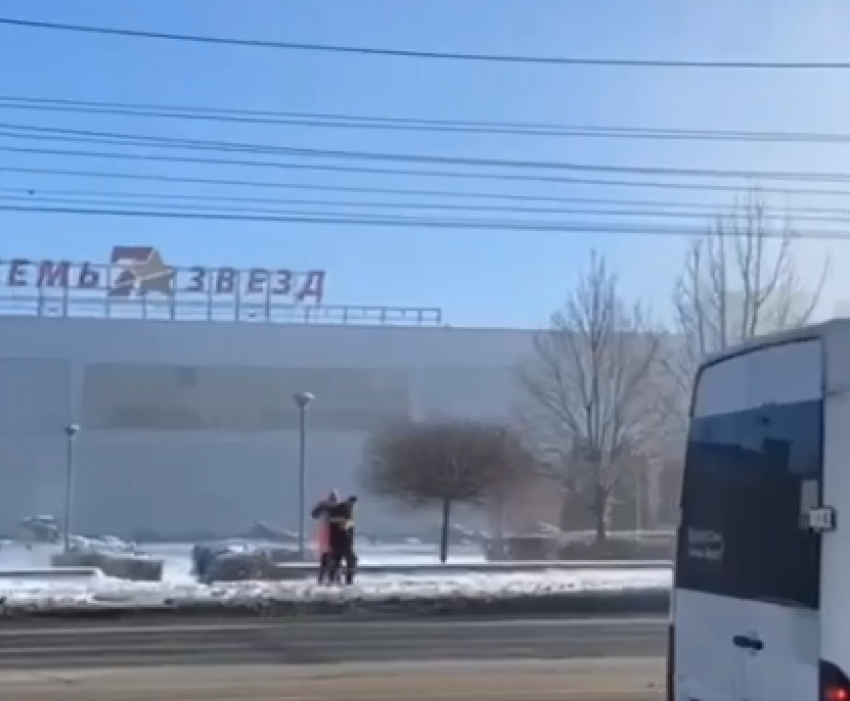 «На выходе уже стояли 7 пожарных и скорая»: возгорание в ТРЦ «7 Звезд» в Волгограде попало на видео 