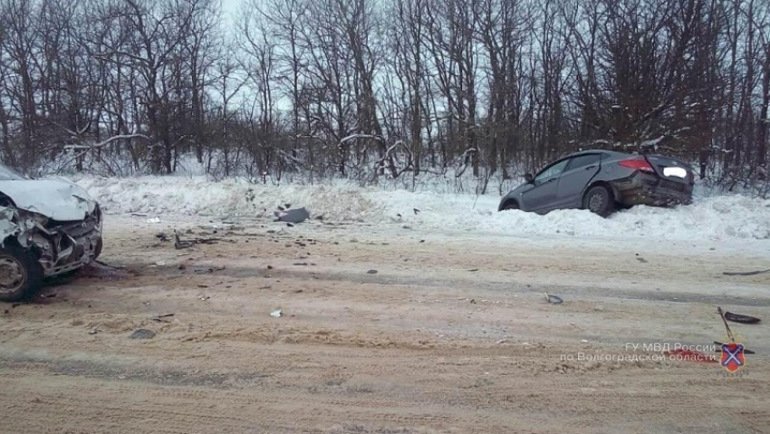 Столкновение Hyundai и Lada под Михайловкой: травмы получили пассажиры обеих машин 