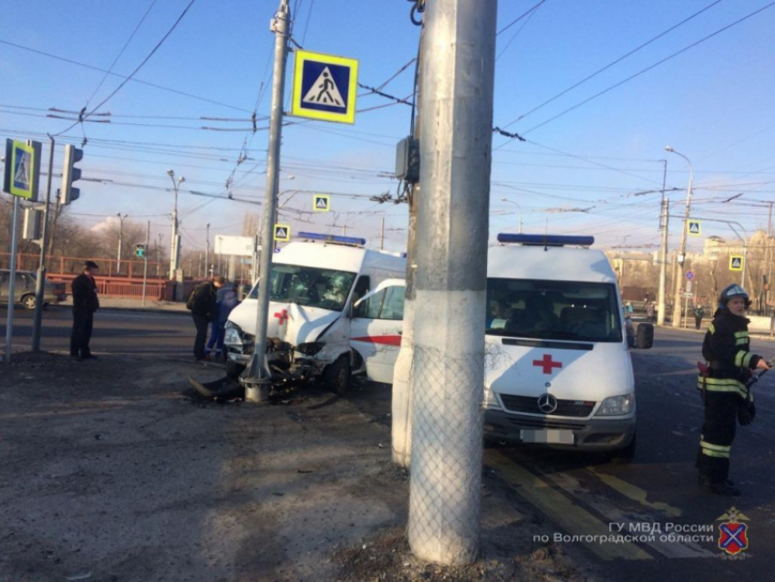 «Лада» протаранила несущуюся на вызов «скорую»: три волгоградца пострадали