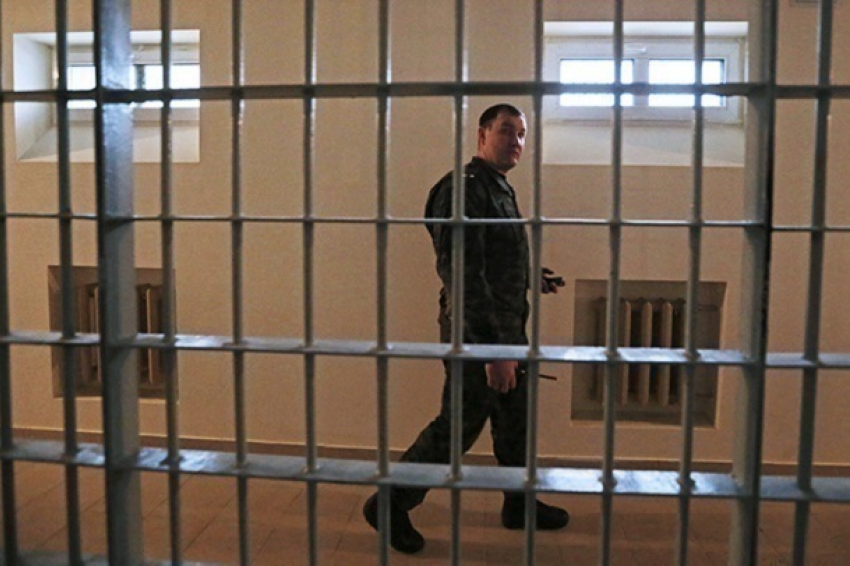 На юге Волгограда инспектор СИЗО установил тарифы на «допуслуги» для арестантов