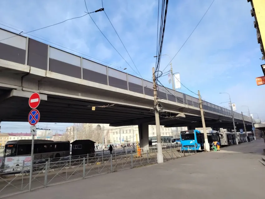 Кусками обваливающийся  волгоградский мост привлек внимание Бастрыкина