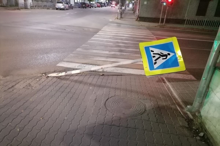Упавшим знаком «Пешеходный переход» контузило старшеклассницу в Волгограде