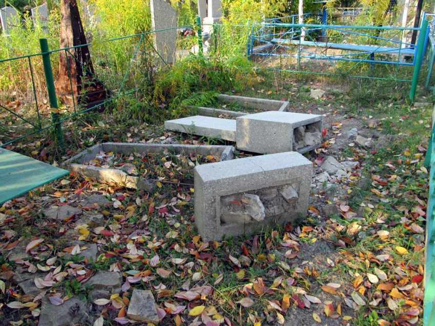 В Урюпинске двое мужчин пытались украсть с кладбища памятник