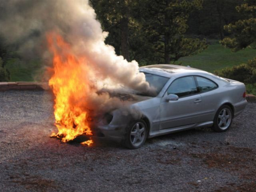 В Волжском на озере Круглое сгорел Mercedes