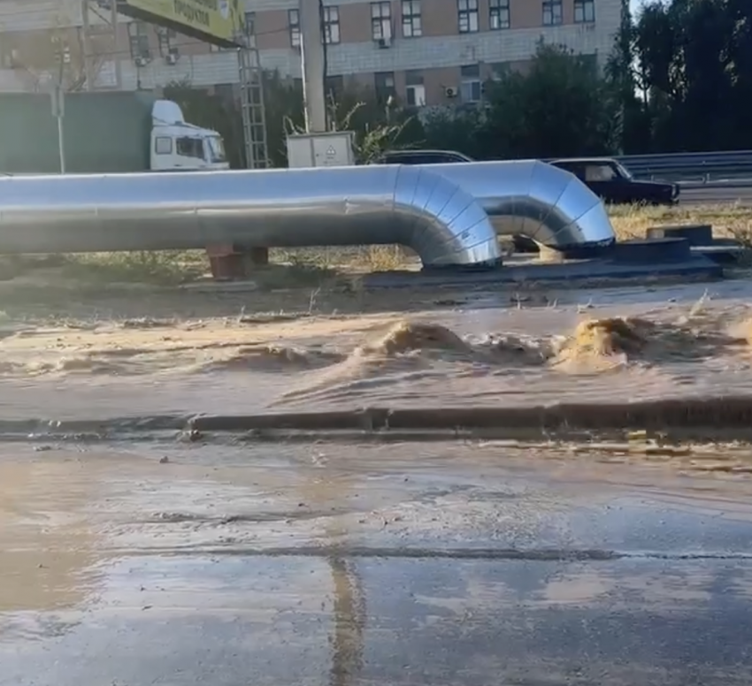 Бурный поток несется по Землячке»: из-за прорыва трубопровода затопило  улицу в Волгограде