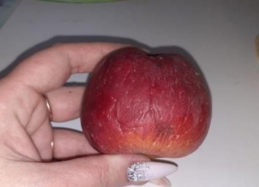 На сморщенные яблоки в школьных столовых Волгограда пожаловались родители 