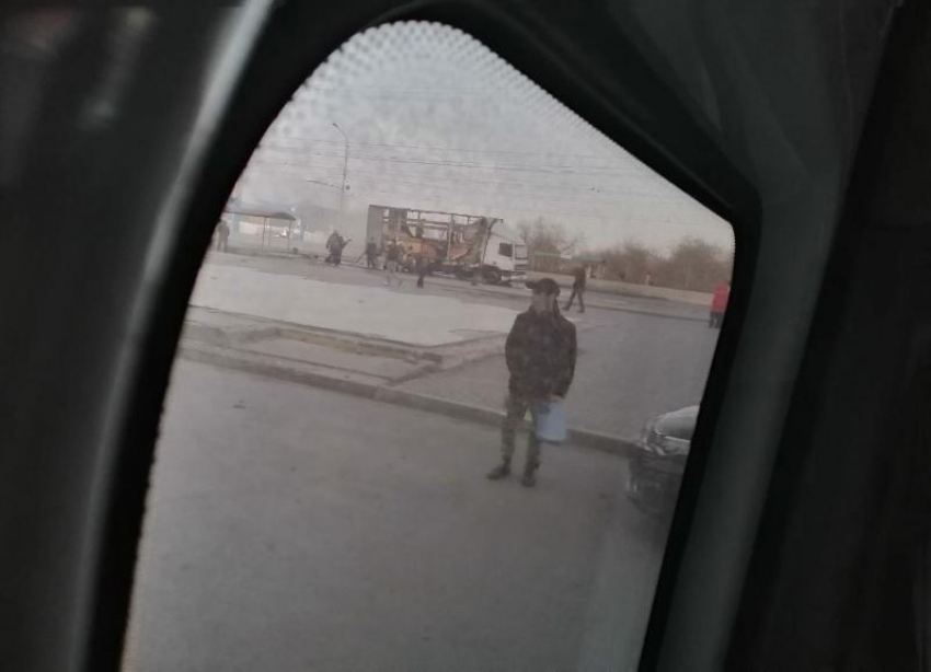 Грузовик сгорел на автобусной остановке в Волгограде