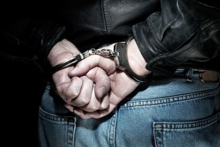 Под Волгоградом парень ограбил и изнасиловал 18-летнего друга