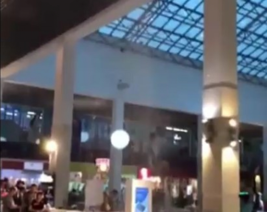 Потоп в ТЦ «Комсомолл» в Волгограде попал на видео 