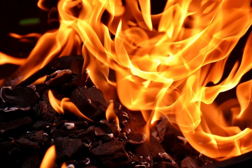 Пенсионер сгорел на пожаре поздно вечером в Красноармейском районе Волгограда