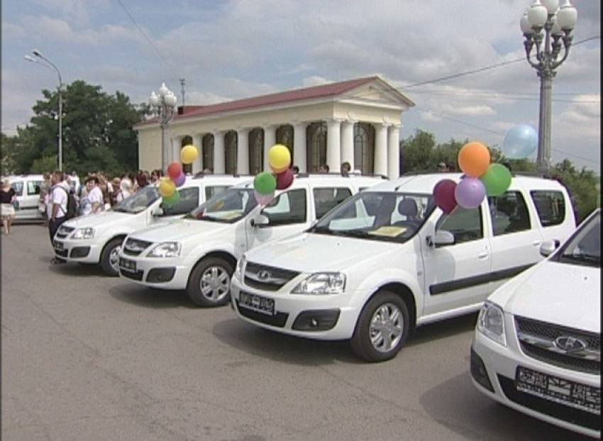 12 многодетных волгоградских семей получили ключи от машин