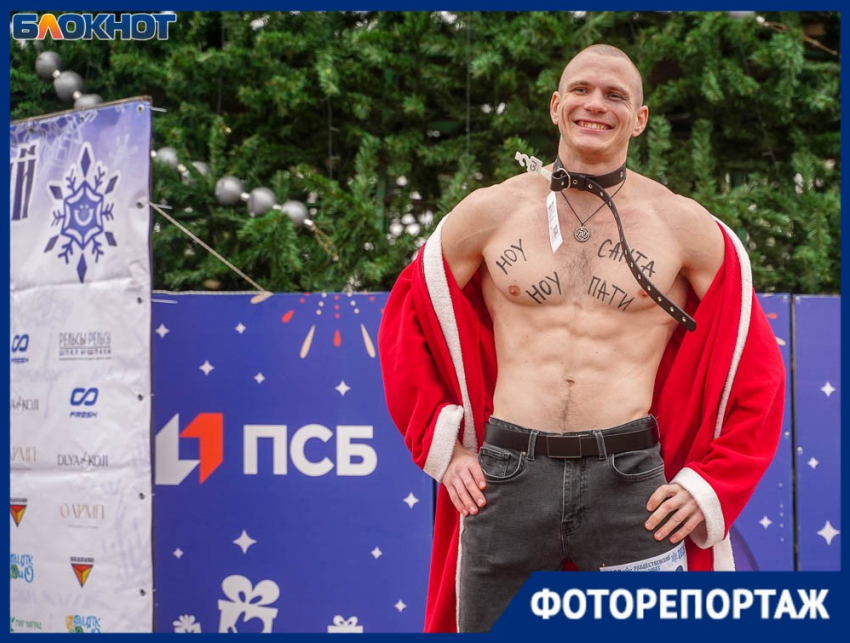 Санта в ошейнике и Снегурочка в кроссовках: странные персонажи замечены в центре Волгограда