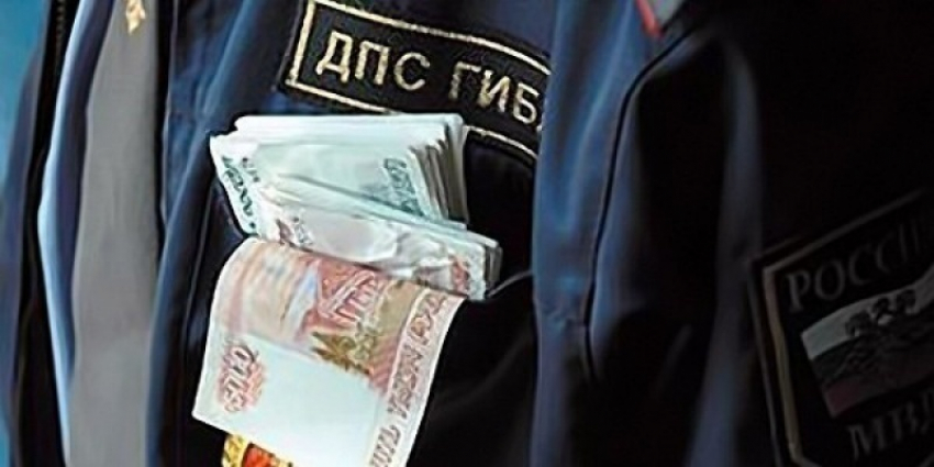 Инспектор ДПС из Волгограда оштрафован на 100 тысяч рублей за взятку
