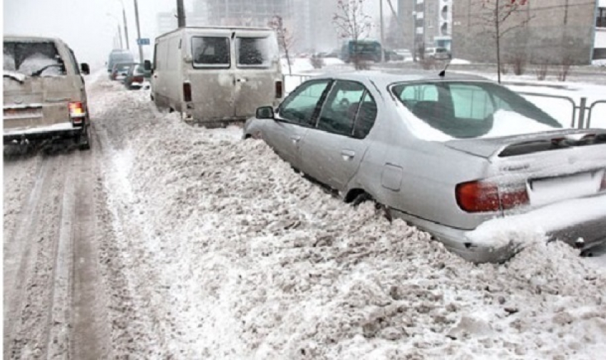 Жителей Волгограда просят убрать свои автомобили с обочин дорог