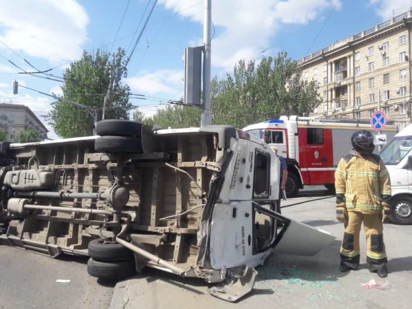 Крупное ДТП на Комсомольской в Волгограде: столкнулись маршрутка №110 и Toyota