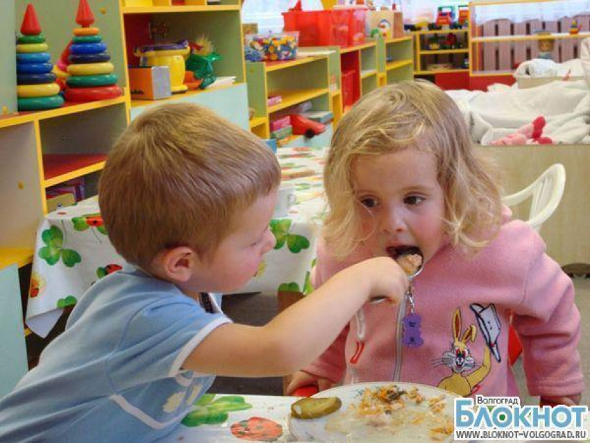 Помощник воспитателя заклеил рот ребенку скотчем