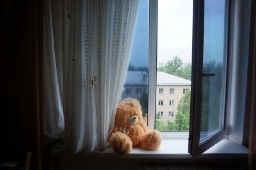 5-летний ребенок в Волгограде выпал из окна 2 этажа 
