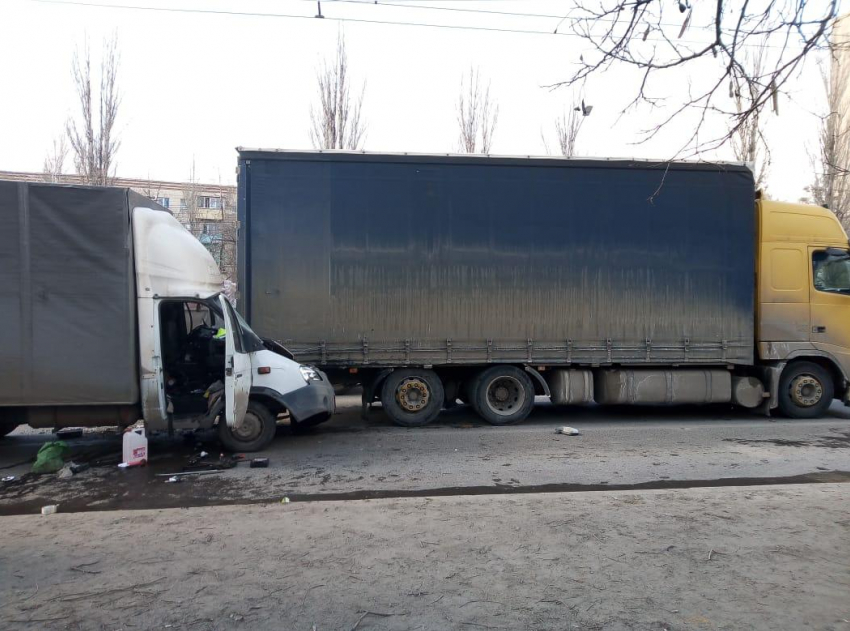 Удар пришёлся на место водителя: два грузовика столкнулись в Волгограде