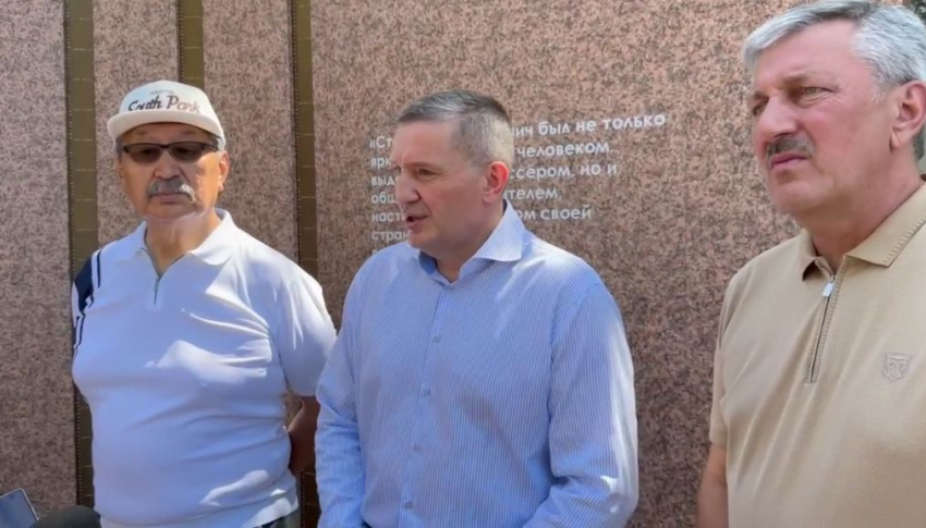 Трем избранным показали новый сквер в центре Волгогада