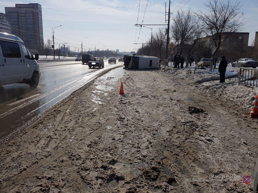 В странной аварии с перевернувшейся маршруткой №110 в Волгограде пострадали 4 человека 