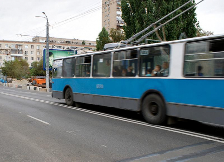 Столкновение общественного транспорта заблокировало движение троллейбусов в Волгограде