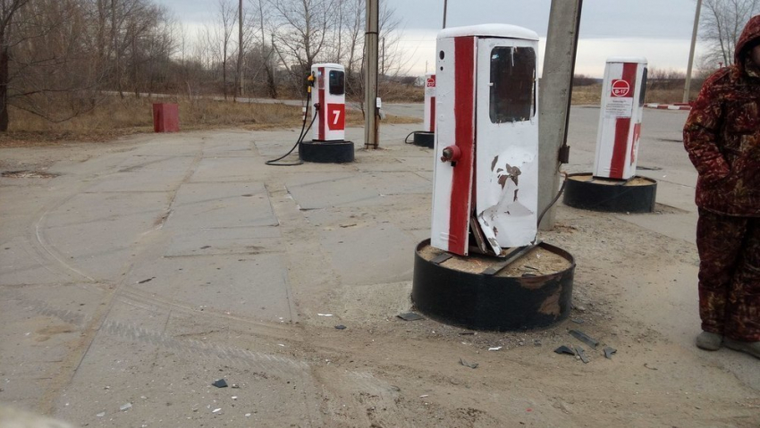 Под Волгоградом трое устроили дебош на заправке и протаранили колонку