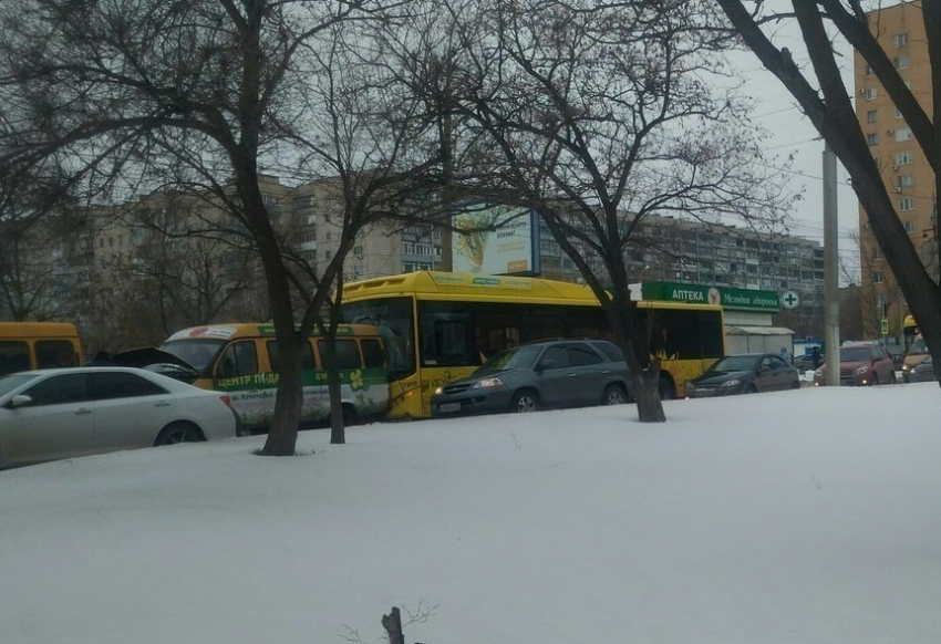 В Волгограде рейсовый автобус протаранил маршрутку 