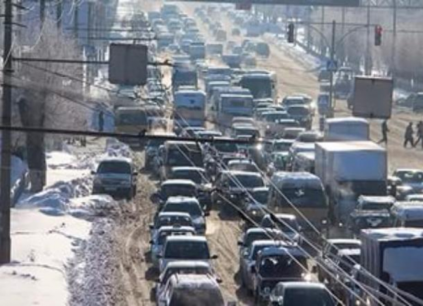 Утренние пробки в Волгограде образовались в районе ВолГУ и ТРК «Европа» 